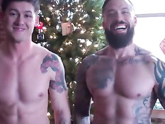 Гей с татуировками оттрахал любовника фаллосом и своим пенисом