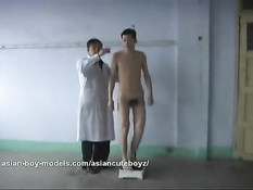 Голых азиатских ребят геев взвешивают на весах и измеряют рост