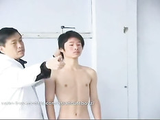 Голых азиатских ребят геев взвешивают на весах и измеряют рост