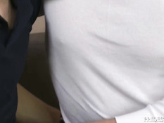 Молодой парень с татуировками в первый раз занимается гей сексом