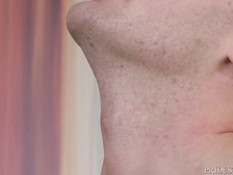 Молодой парень с татуировками в первый раз занимается гей сексом