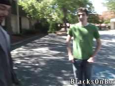 Белый паренёк прокатился в машине с чёрными геями и дал в очко