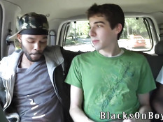 Белый паренёк прокатился в машине с чёрными геями и дал в очко