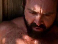 Два бородатых гея забежали в душ во дворе и начали там трахаться