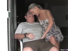 Светловолосая мамочка с маленькой грудью подрочила член руками