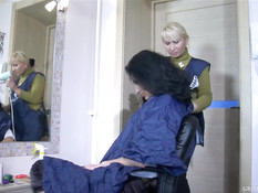 Блондинка парикмахерша занимается лесби сексом с брюнеточкой