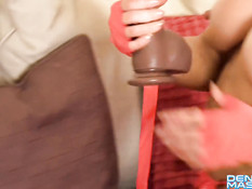 Дамочка с большим клитором Denise Masino ебёт себя большим дилдо