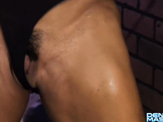 Зрелая грудастая бодибилдерша Denise Masino трогает свой клитор