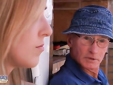 Развратная молодая девчонка Abigaile Johnson соблазнила дедулю