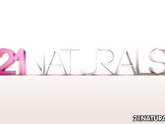 Рыжая девчонка с косой Susana Melo мастурбирует письку руками