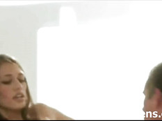 Длинноволосая девчонка Tiffany Thompson ебётся со своим другом