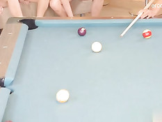 Двое парней занимались сексом с тремя горячими молодыми шлюхами