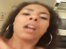 Кудрявая мулатка мастурбирует вибратором и ебётся с белым парнем