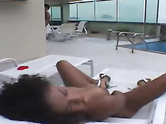 Кудрявая мулатка мастурбирует вибратором и ебётся с белым парнем