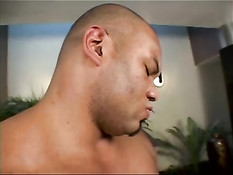 Темнокожая девка отсосала здоровому негру и уселась на его член