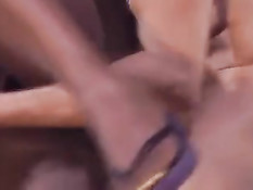 Чернокожая домработница Jada Fire на кухне ебётся с белым парнем