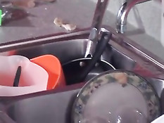 Чернокожая домработница Jada Fire на кухне ебётся с белым парнем