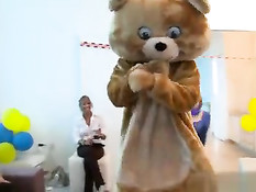 Весёлые девушки во время девичника делают минет стриптизёрам