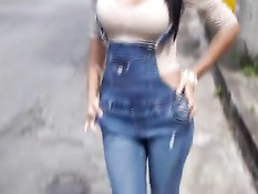 Латинская девчонка Denisse Gomez показывает сексуальное тело