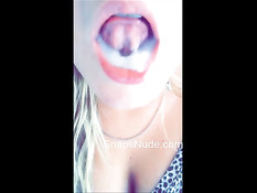 Симпатичная девушка набирает в рот сперму и снимает на телефон