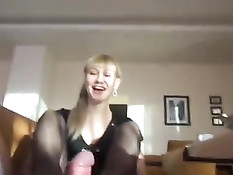 Блондинка в колготках ногами доводит приятеля до семяизвержения