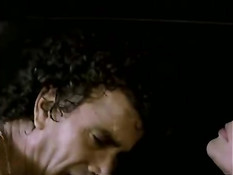 Мексиканская баба ебётся с мужиком в автомобиле в ретро порно