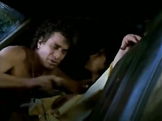 Мексиканская баба ебётся с мужиком в автомобиле в ретро порно