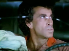 Мексиканская баба ебётся с мужиком в автомобиле в ретро порно