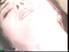 Брюнетку с волосатым лобком Raquel Lace ебут во влагалище и анус