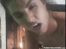 Грудастую брюнетку Anna Malle ебут на кровати в волосатую пизду