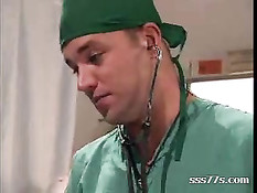 Доктор развратник вылизал клитор и отодрал пациентку блондинку