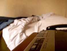 Транс в красных чулках отсасывает отдыхающему мужчине пенис