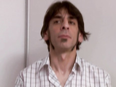 Транс в красных чулках отсасывает отдыхающему мужчине пенис