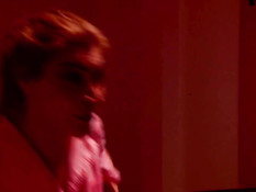 Транс в красных чулках отсасывает отдыхающему мужчине пенис