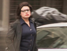 Транс в красных чулках отсасывает отдыхающему мужчине пенис