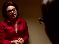 Транс в красных чулках отсасывает отдыхающему мужчине пенис