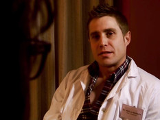 Транс в красных чулках отсасывает отдыхающему мужчине пенис