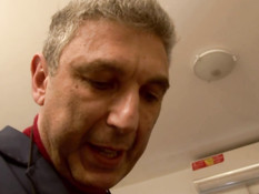 Транс в красных чулках отсасывает отдыхающему мужчине пенис