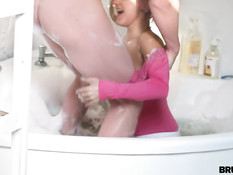 Парень увидел и оттрахал подсматривающую за ним русскую девку