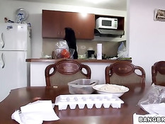 Сисястая уборщица из Колумбии легко согласилась заняться сексом