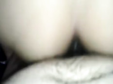 Трахает женщину в позе раком и снимает процесс на видеокамеру