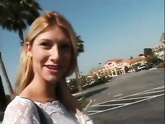 Блондиночка Crystal Ray отсасывает и ебётся с негром в автомобиле