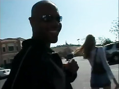 Блондиночка Crystal Ray отсасывает и ебётся с негром в автомобиле