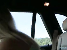 Пикапер снял на улице молодую блондинку и оттрахал в автомобиле