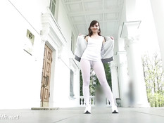 Юная русская шалунья Jeny Smith в колготках гуляет возле дворца