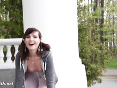 Юная русская шалунья Jeny Smith в колготках гуляет возле дворца