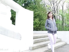 Юная русская шалунья Jeny Smith в колготках гуляет возле дворца