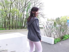 Юная русская шалунья Jeny Smith в колготках гуляет возле дворца