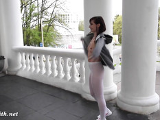 Юная русская шалунья Jeny Smith в колготках гуляет возле дворца