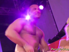 Блондинки стриптизёрши трахаются с мужчиной на сцене секс шоу